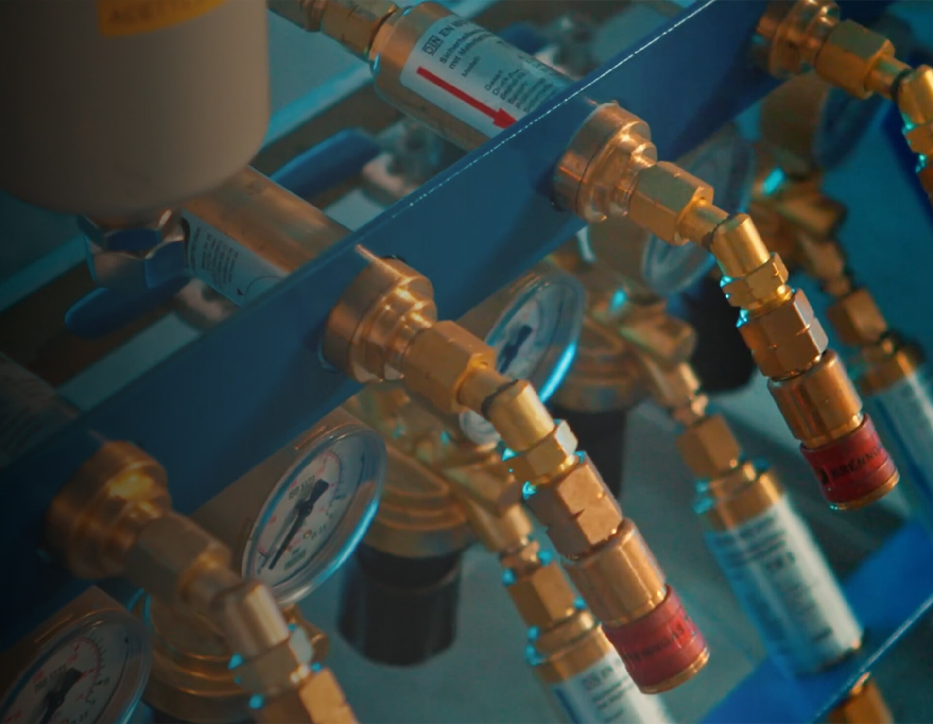 Mess- und Regeltechnik für Gasleitungen mit Druckanzeigen und Sicherheitskomponenten in der Autogentechnik