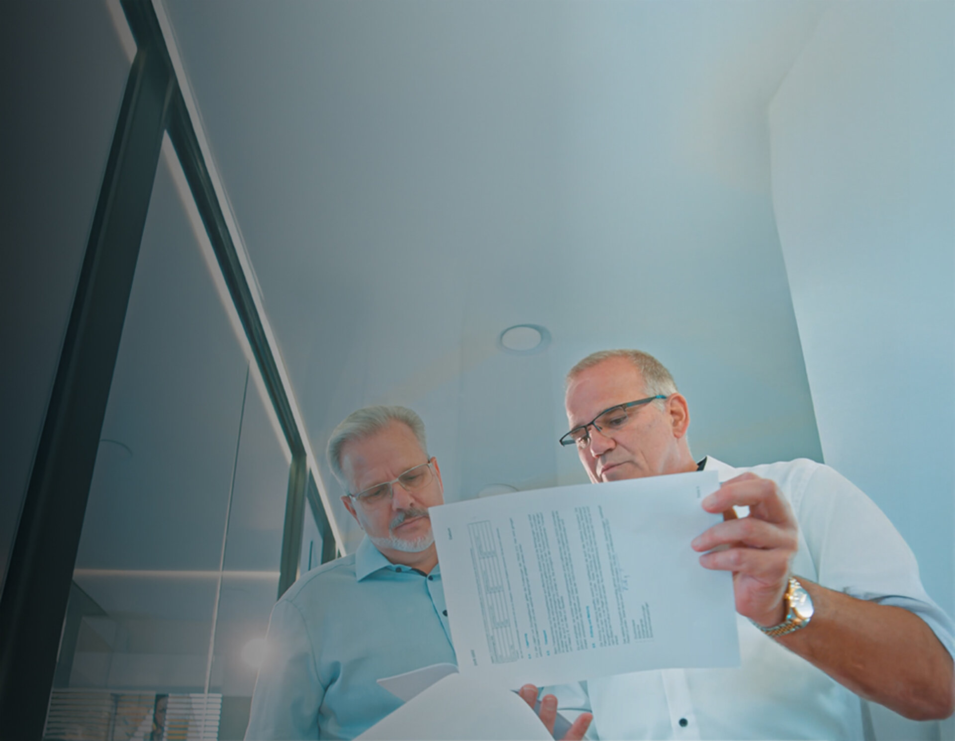 Geschäftsführer analysieren technische Dokumente zur Qualitätssicherung und Prüfung von Gasanlagen