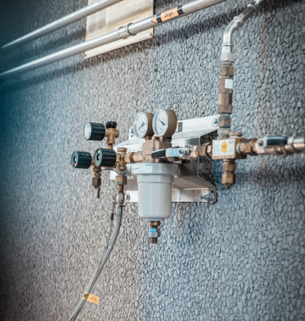 Manometer und Leitungen an einer Gasdruckregelungseinheit.