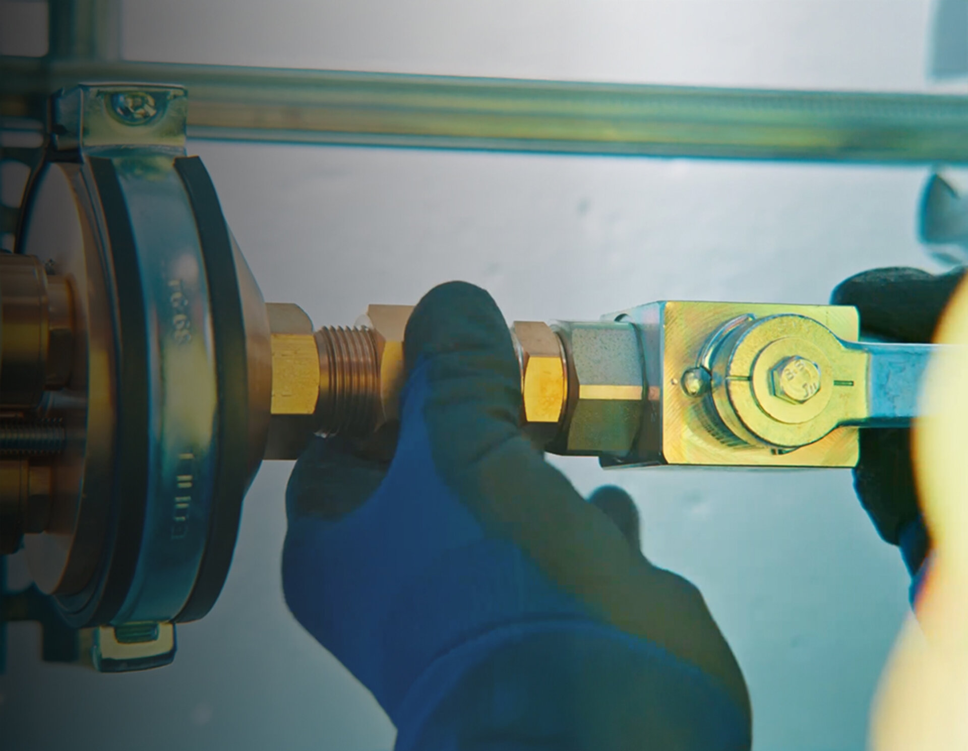 Montage eines präzisen Verbindungsstücks an einer Gasarmatur durch einen Techniker