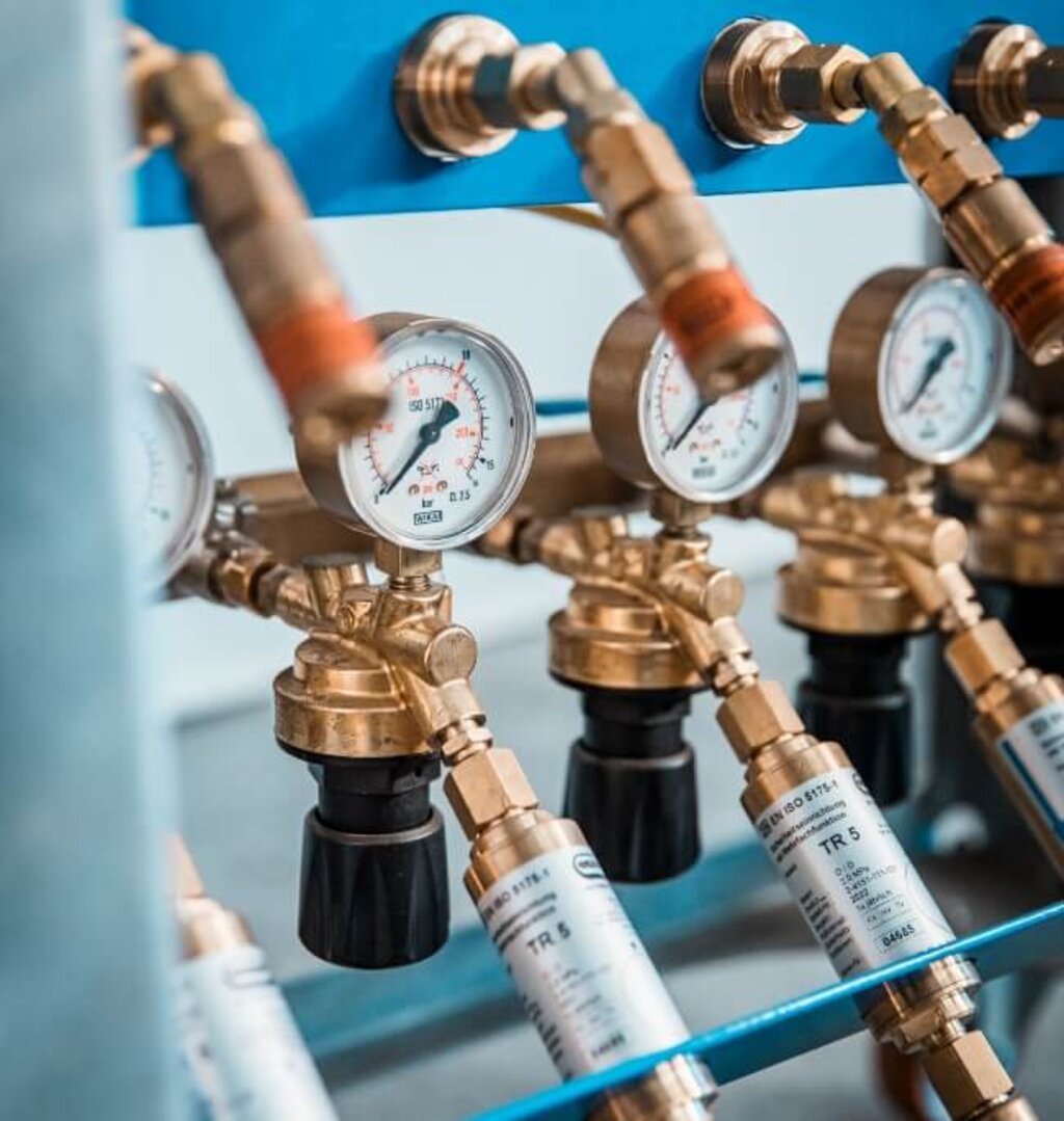 Manometer und Ventile an einem Gasprüfstand zur Druckkontrolle.