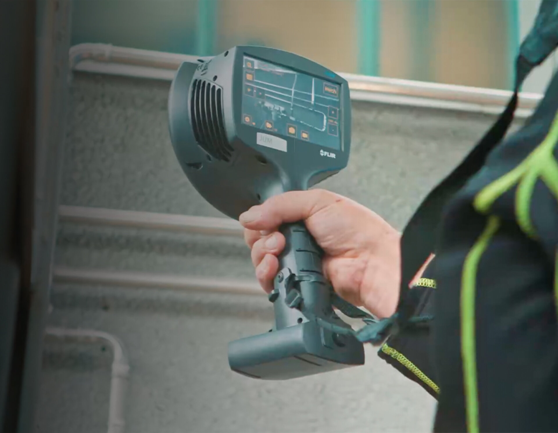 Handgehaltenes Wärmebildgerät zur präzisen Analyse und Sicherheitsprüfung von Anlagen